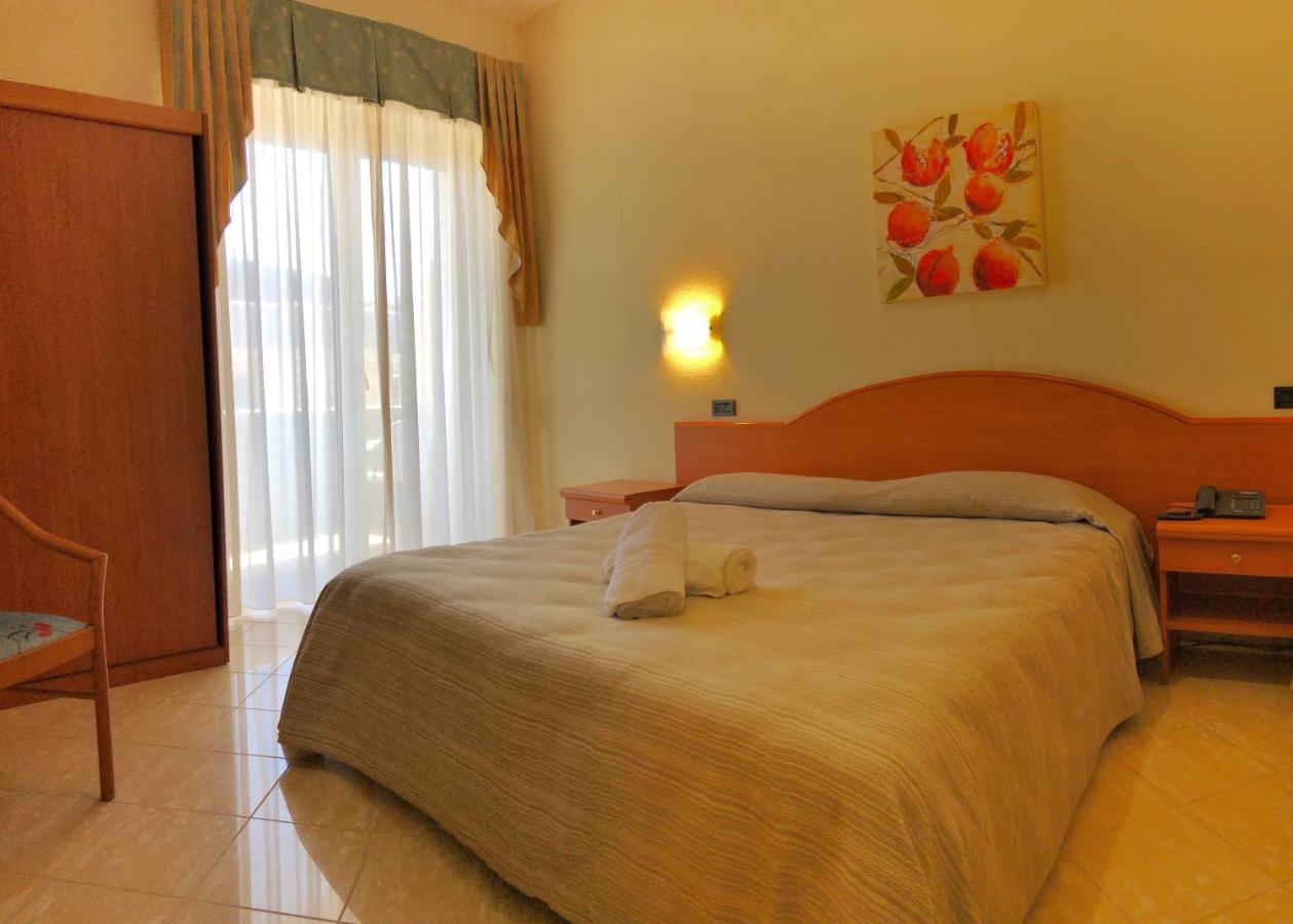 Hotel Mille Pini Marina di Ginosa Buitenkant foto